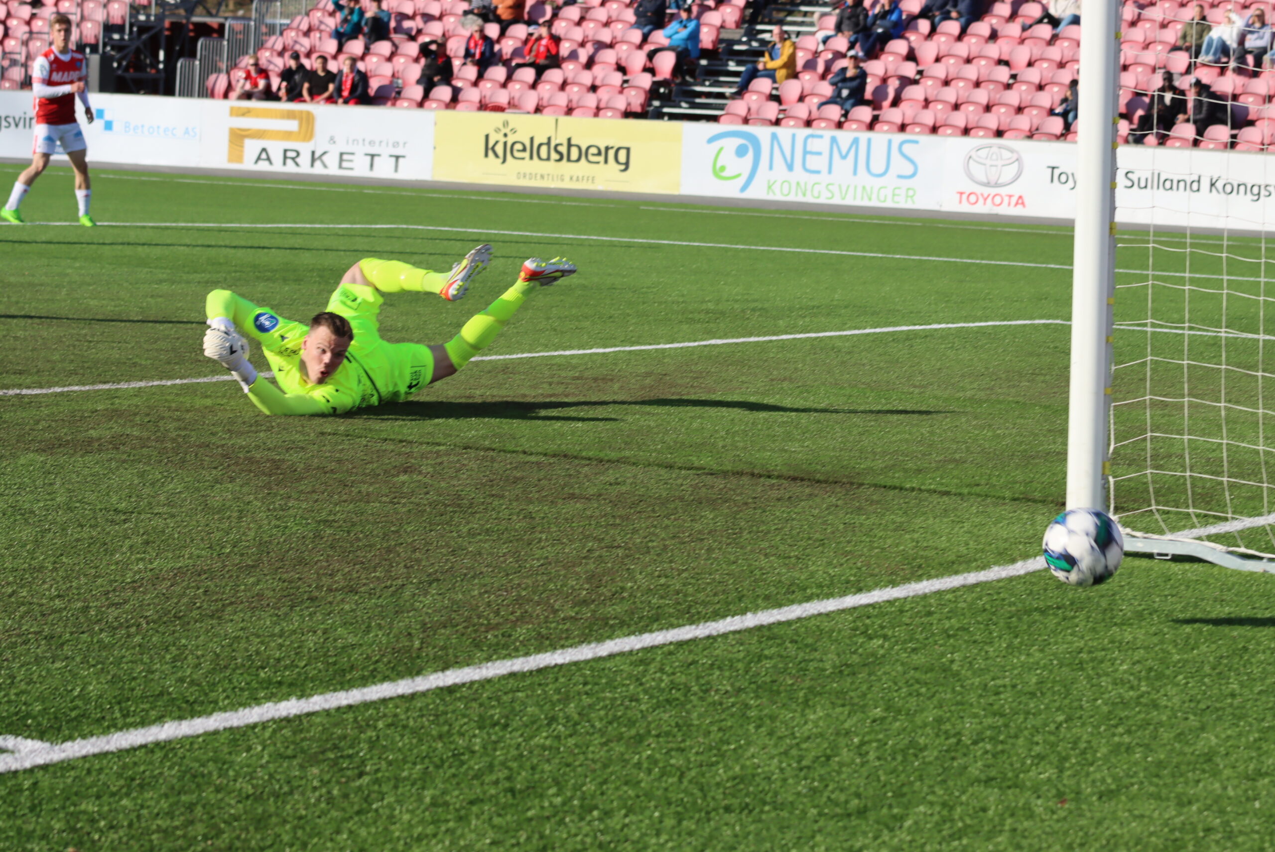 Mathias Bringaker (i hjørnet) var nære også i første omgang. Her slipper tidligere KIL-keeper Idar Lysgård unna med skrekken.