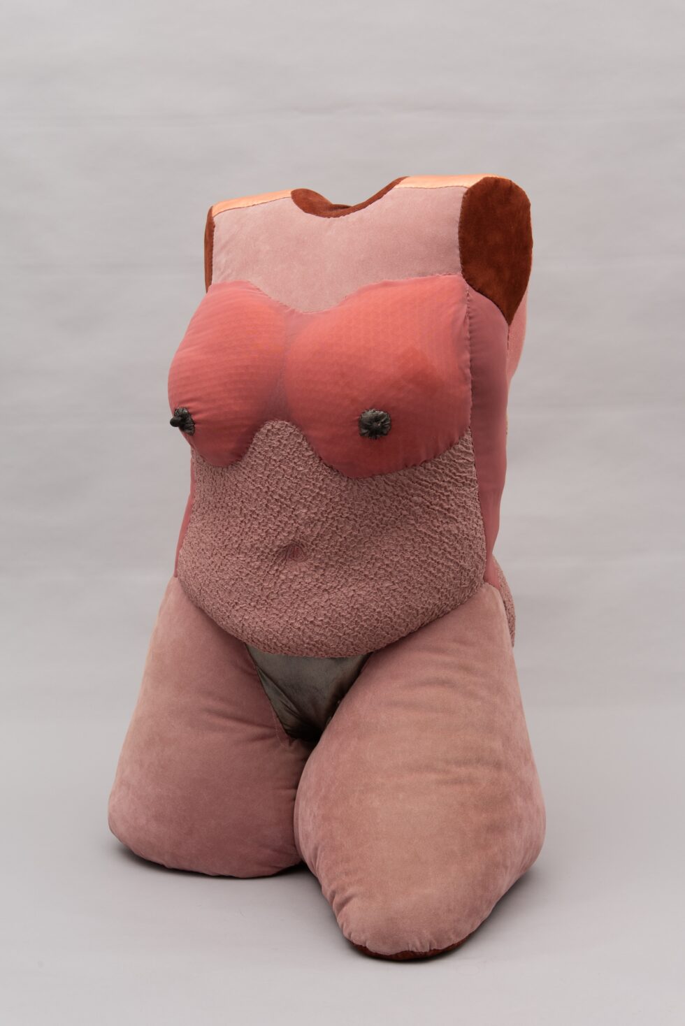 Sidsel Moes stoff-torso fra utstillingen "Og Gud skapte kvinnen" i Kvinnemuseet er utvalgt til å representere Kongsvinger når Dronning Sonja åpner det nye bevaringssenteret torsdag.