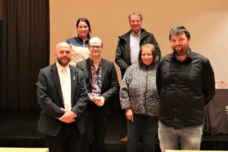 Politisk budsjettflertall i Innlandet representert ved (foran f.v.) Johannes Christian Wahl Gran (MDG), Hans Olav Lahlum (SV), Mona Bergh Brustad (Pensjonistpartiet) og Hans Kristian Enge (Ap). Bak: Charlotte Veland Hoven (KrF) og Erik Ringnes (V).