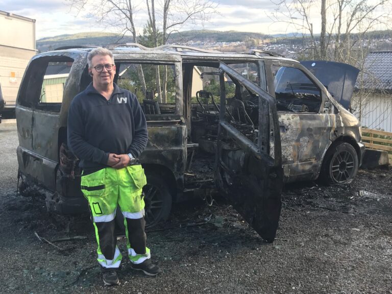 Roger Svensrud foran bilen som brått tok fyr onsdag ettermiddag.