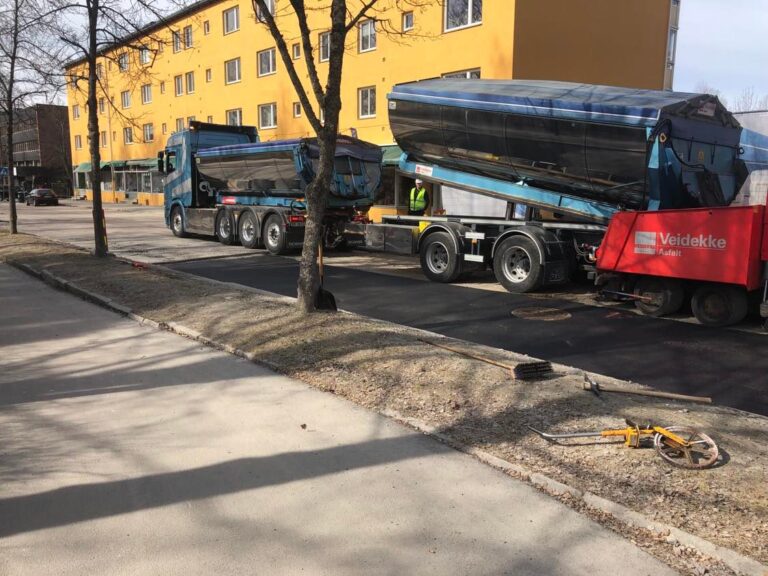 Dirigerer trafikk: Odd Erik Sandmo fra TrafikkDirigering AS sørger for at bilistene kommer seg trygt forbi mens det asfalteres