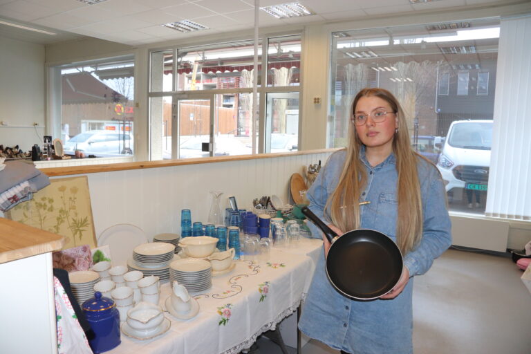 Frida Maria Lundberg og medhjelperne har butikken full av det man trenger til å fylle skuffer og skap. Men kanskje litt for få stekepanner, forteller hun.