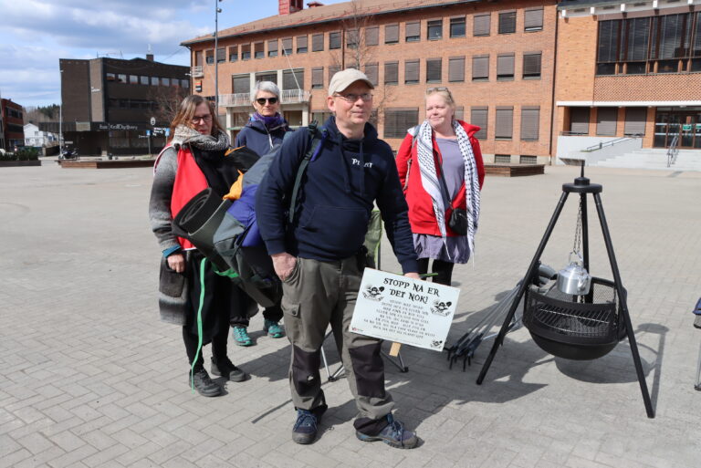 Robert Tollefsen sover utenfor rådhuset i natt.