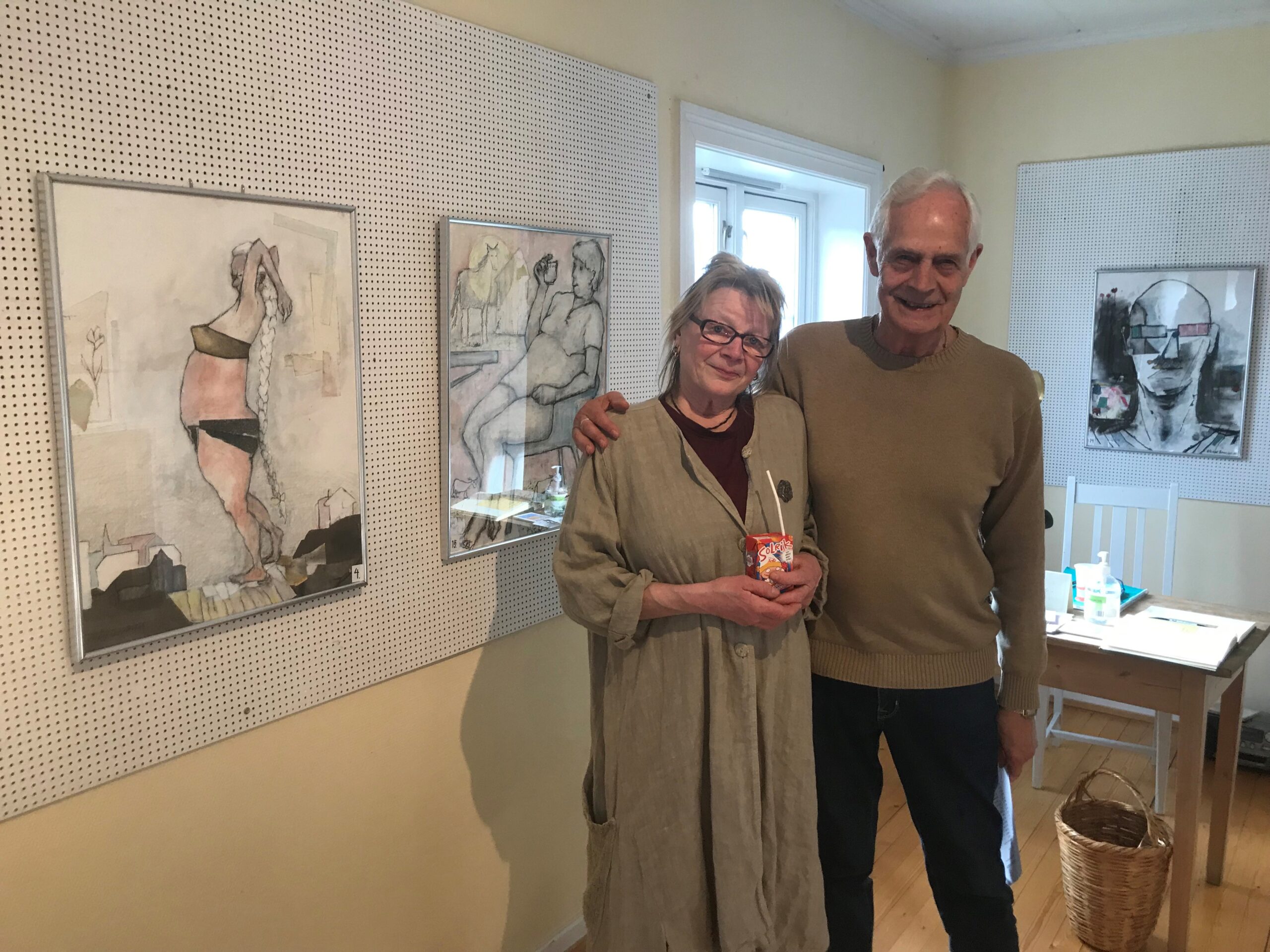 Den tegnede kvinnen til venstre har fått BH siden siste utstilling, røper kunster Ellinor Henriksson hos gallerist Asbjørn Bergerud.