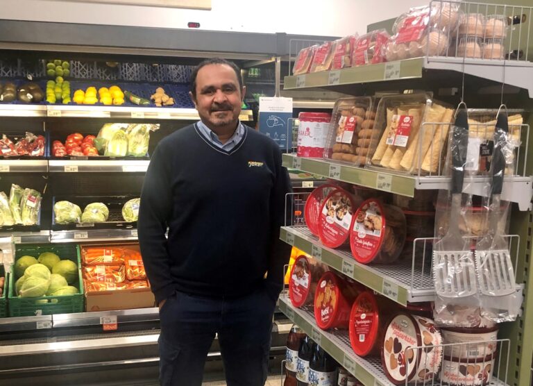 Assem Abdalla selger Joker-butikken på Austmarka.
