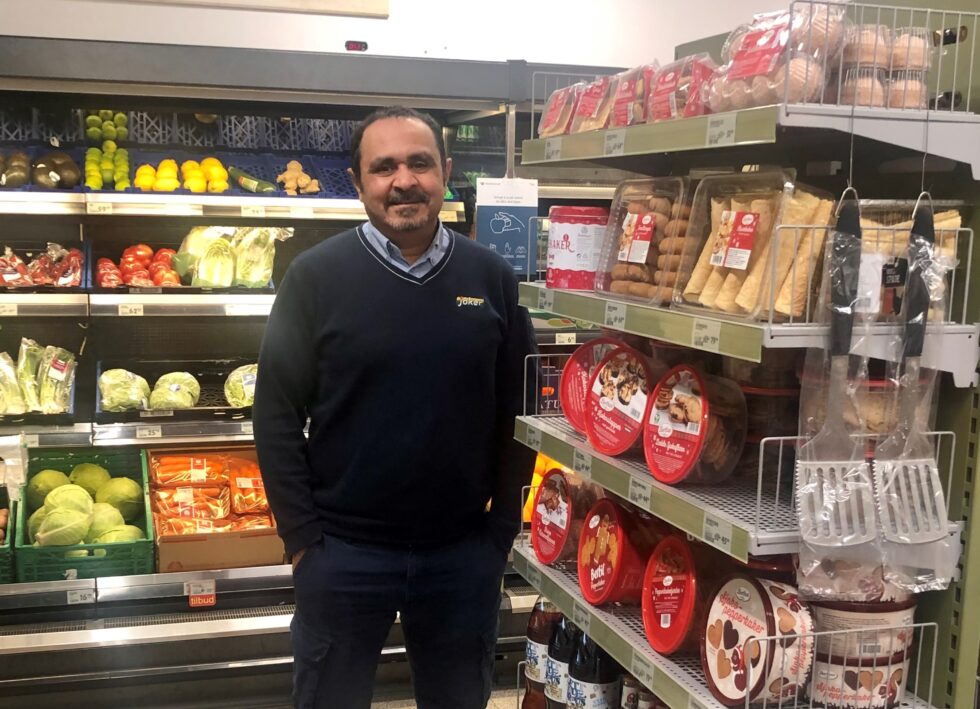 Assem Abdalla selger Joker-butikken på Austmarka.