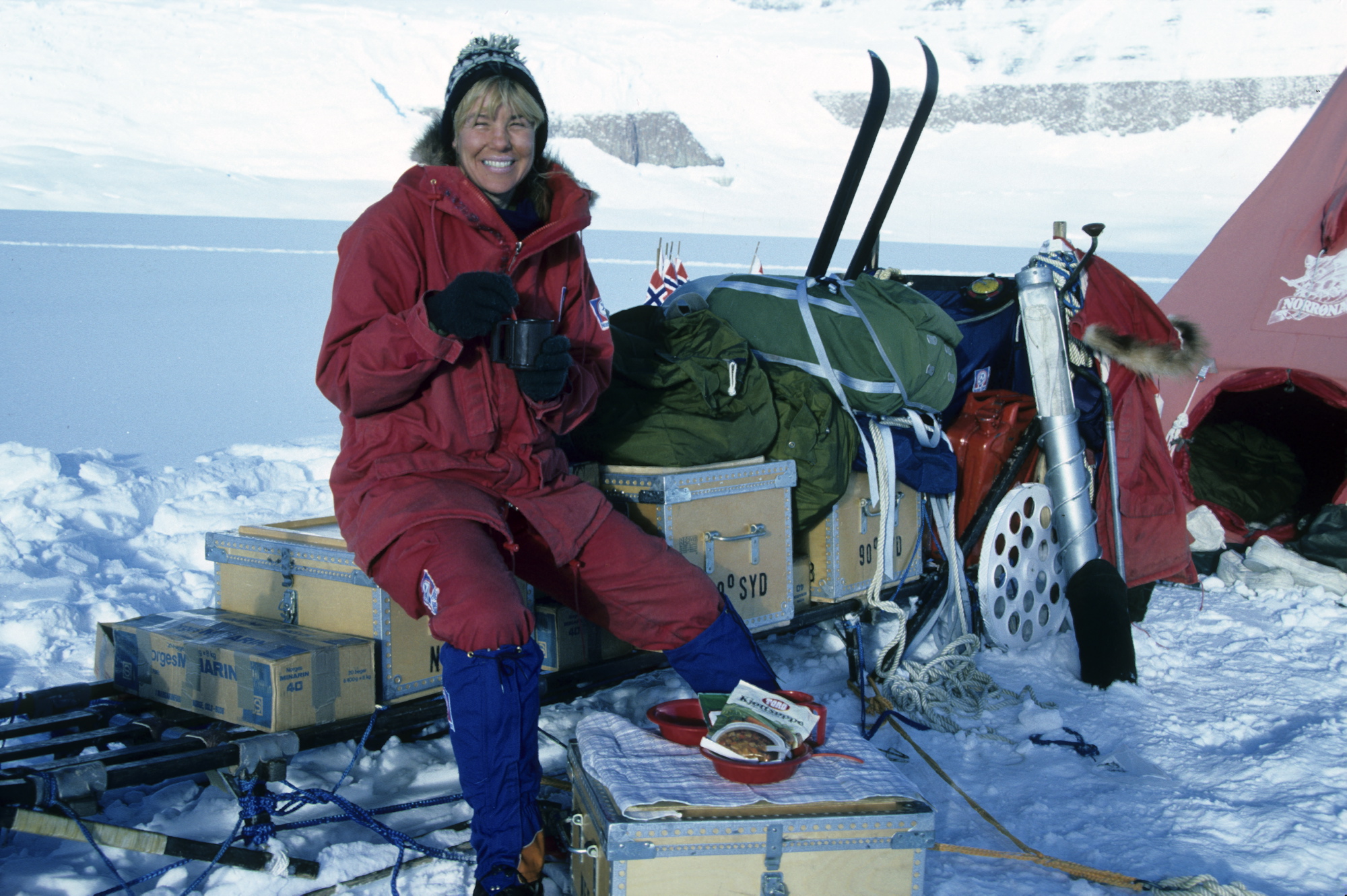 Monica Kristensen og Neil Mc Intyres hundesledekspedisjon fulgte Roald Amundsens rute mot Sørpolen i 1986-87. Ekspedisjonen snudde ved 85°59'S. Det ble gjennomført isbrestudier og samlet inn vitenskapelig materiale langs ruta.