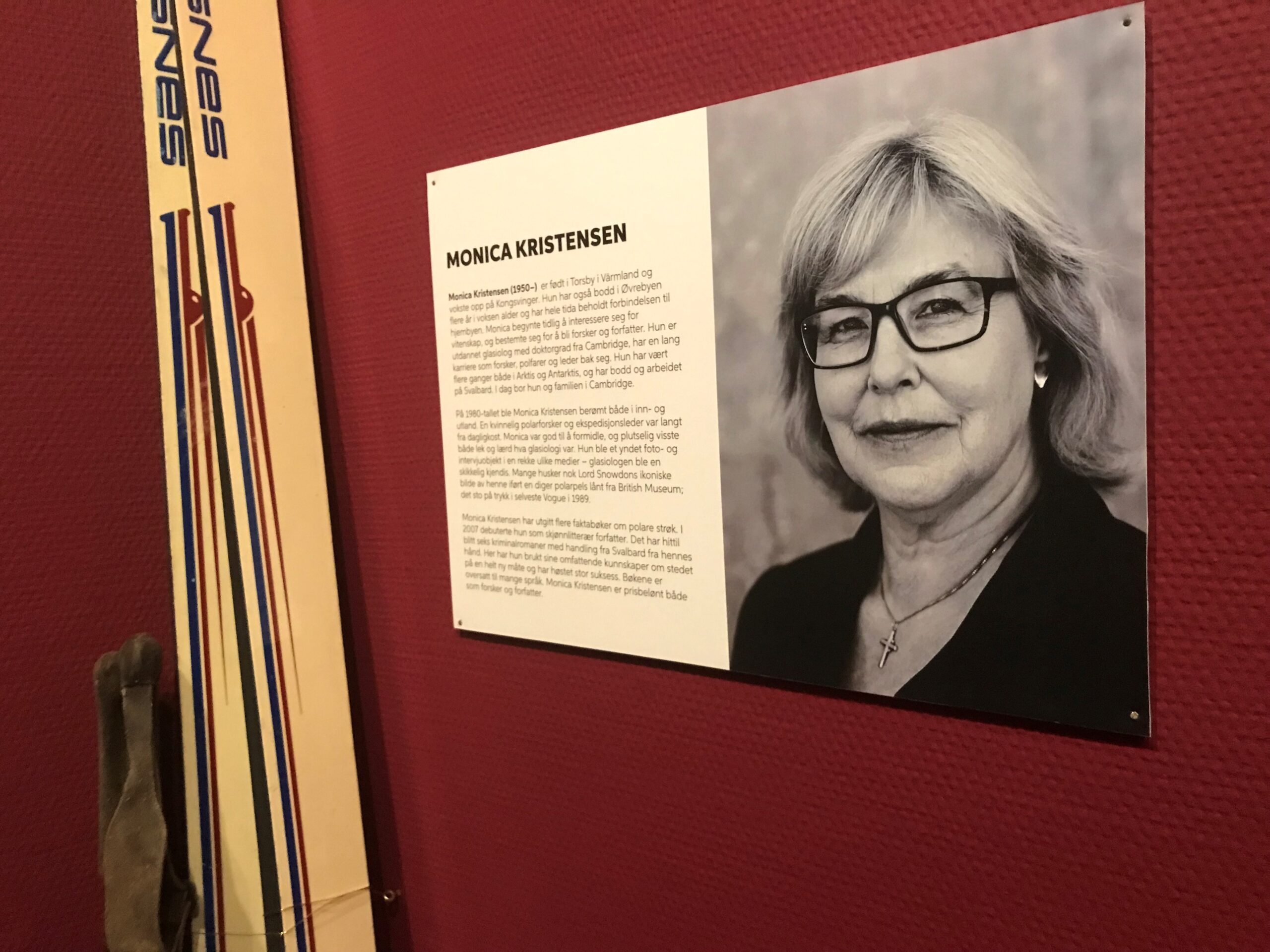 Monica Kristensen er allerede på museum i Kongsvinger, i forfatter-presentasjonen på Kongsvinger Museum. Skiene skal flyttes til den nye utstillingen i Kvinnemuseet.