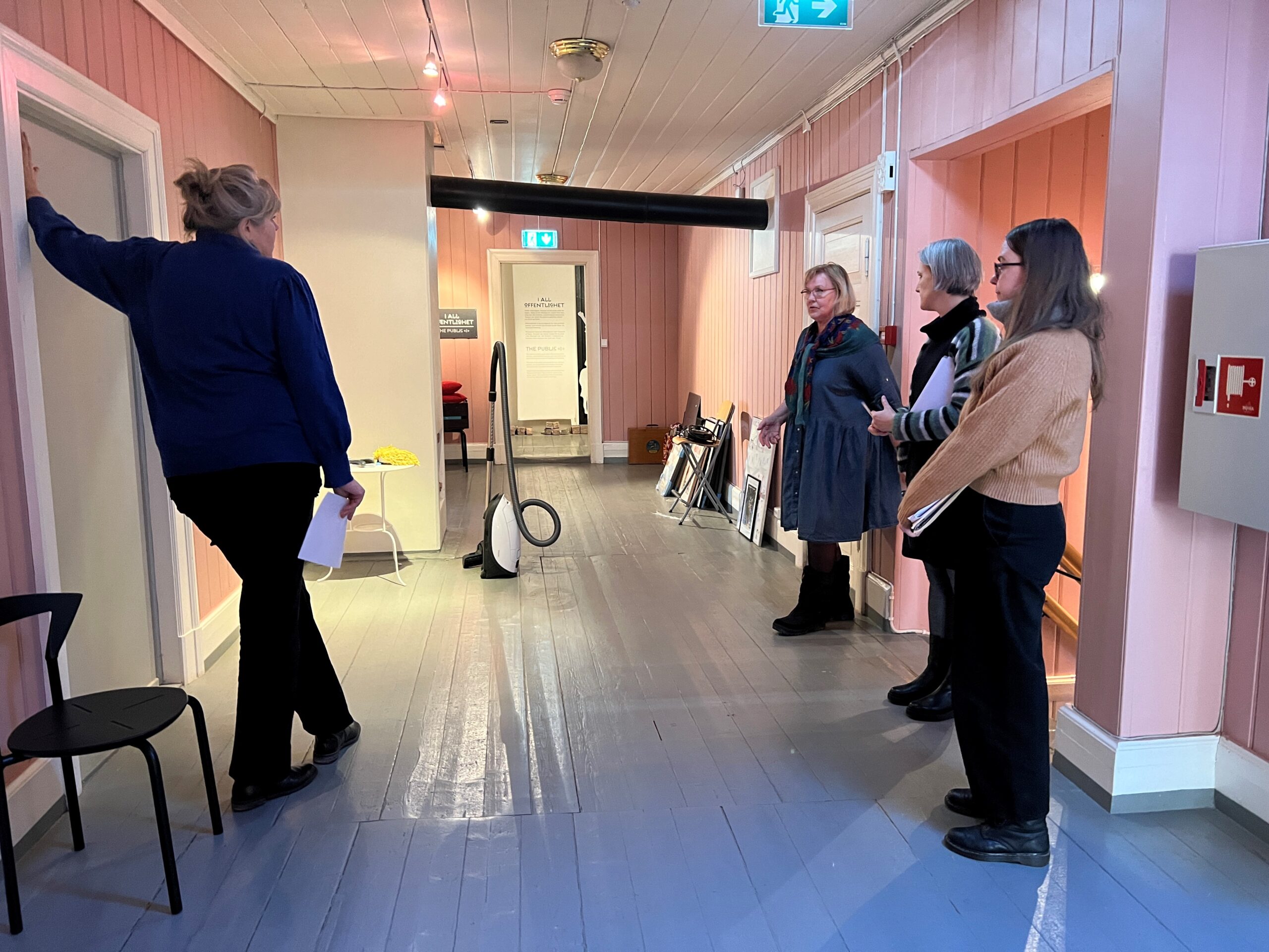 Monica Kristensen under arbeidet med utstillingen om henne i Kvinnemuseet, sammen med deler av prosjektgruppa, fra venstre museumsdirektør Mona Pedersen, Gry Linderud og Karoline Sundsrud.