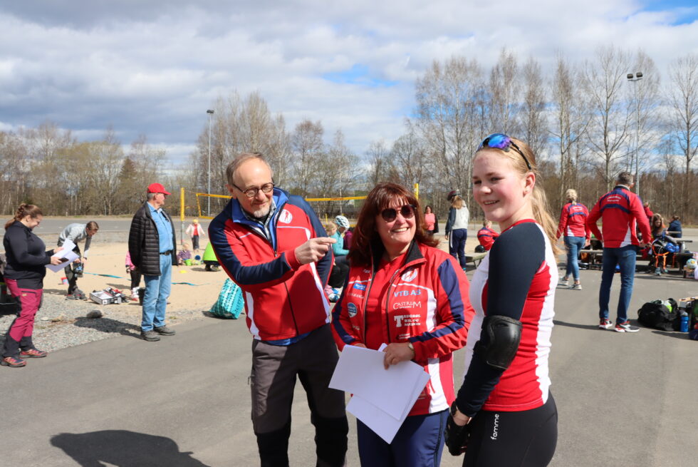 Coen Hendricks, Elin Heggelund og Johanne Bjerkestrand Braathen hygget seg på sesongstart av flerbruksanlegget.