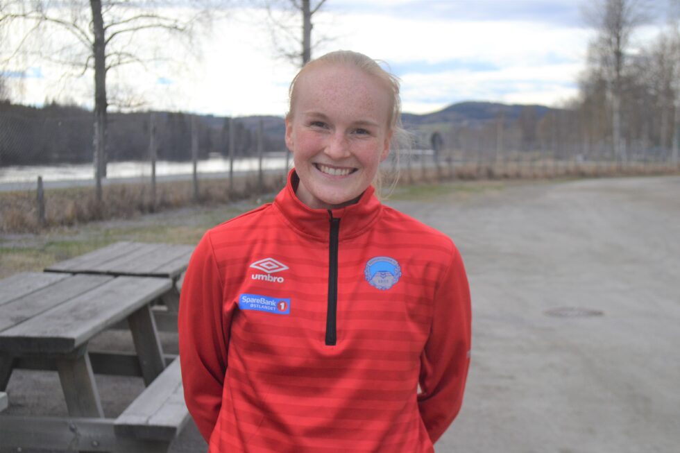 Sara Engel Fjeldseth har en god skuddfot. Det fikk hun vist fram da hun skrudde en perle av et frispark i mål lørdag.