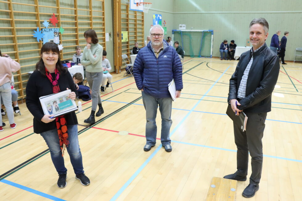 Trond Sørensen (t.v.) overtar etter Lars Helge Aasvestad (t.h.). Bildet er tatt fra en oppfinnermesse på Marikolle skole i 2021.