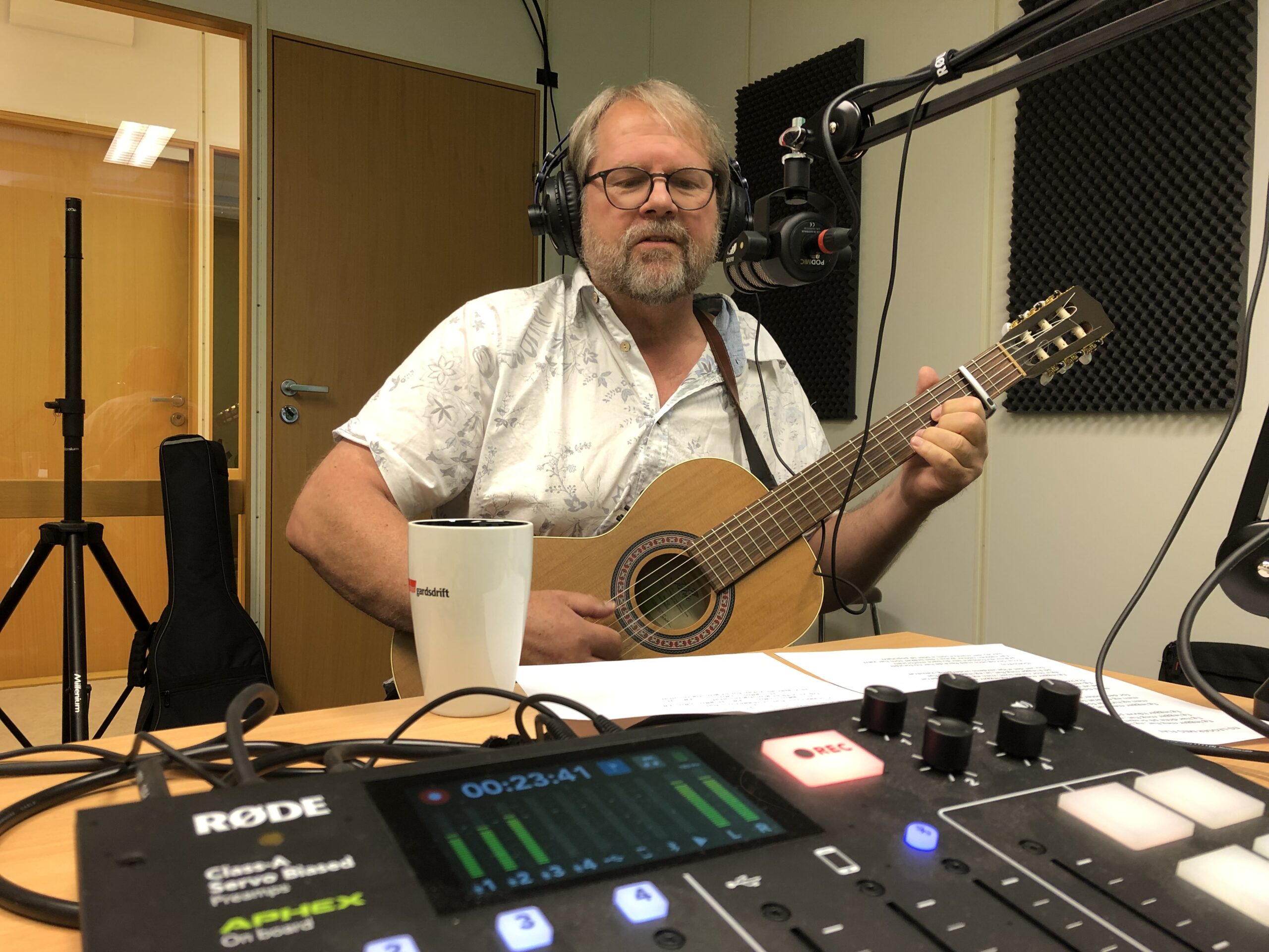 Lars Thyholdt og Christina Haga Ommestad har samarbeidet om å lage animert musikkvideo av revysangen "Sluken". Fredag 26 august blir det releasefest med visning av videoen på puben Alexandria. Det er et gratis arrangement for forhåndspåmeldte.