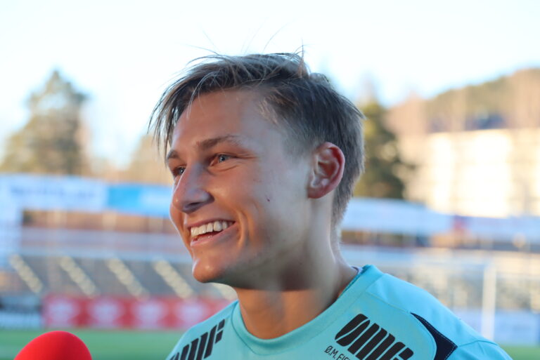 Andreas Smedplass reiser vestover.
