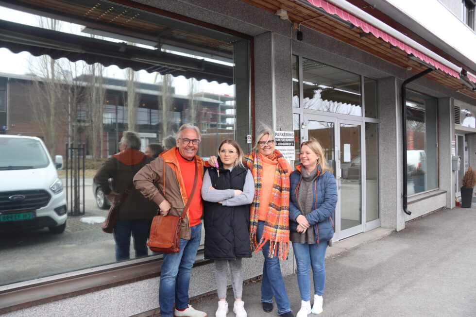 Kjell Fiskerud med ledergruppa i Nødhjelp til Ukraina avdeling Kongsvinger, Frida Marie Lundberg (f.v.), Gunn Nylænder og Lena Lundberg.