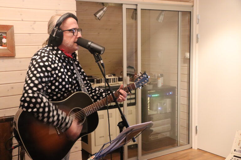 Levi Henriksen under innspillingen av den fjerde plata med Babylon Badlands.