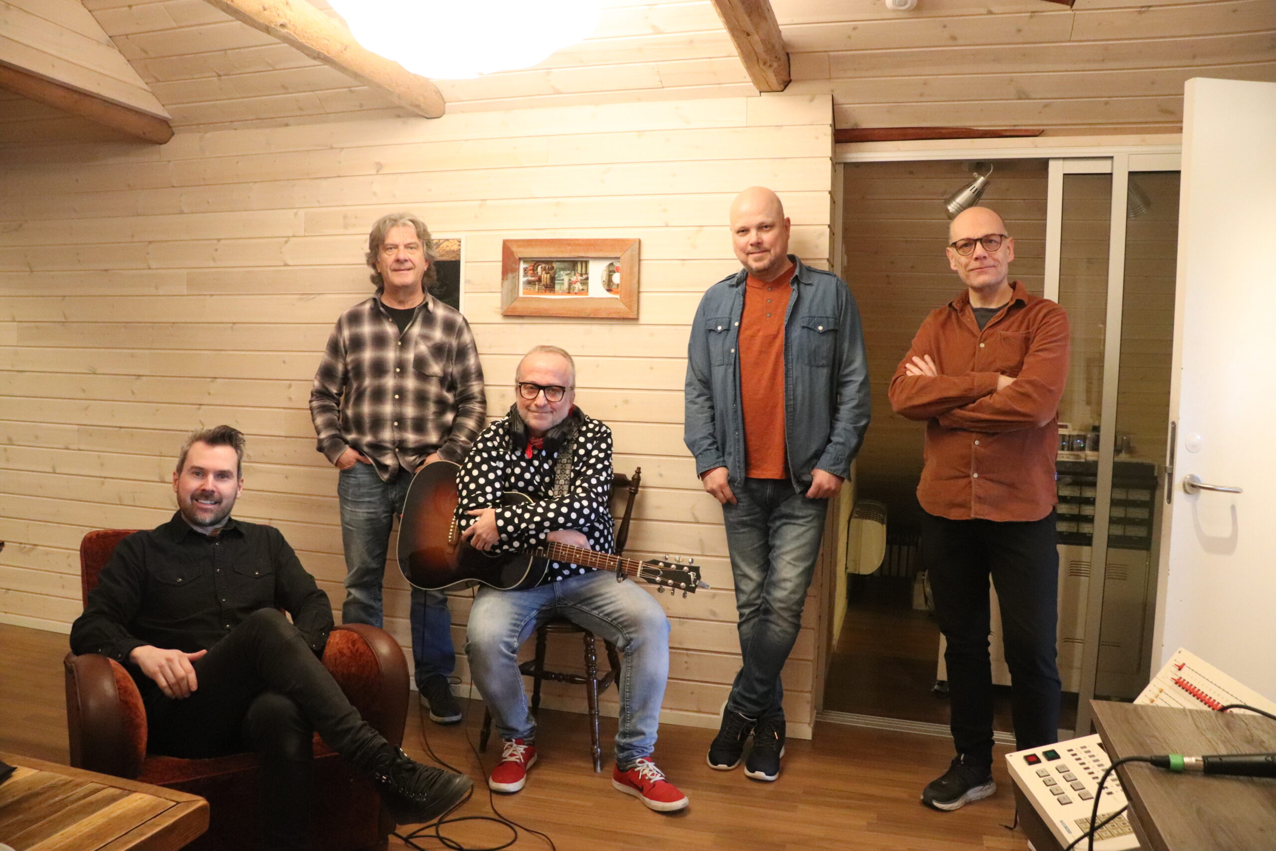 Plateinnspillingen skjer i Henrik Maaruds (t.v.) studio Snaxville Recordings. Babylon Badlands er, stående fra høyre, Anders Bøhnsdalen, gitar, Morten Andreassen, bass, og Finn Lilleseth på trommer.