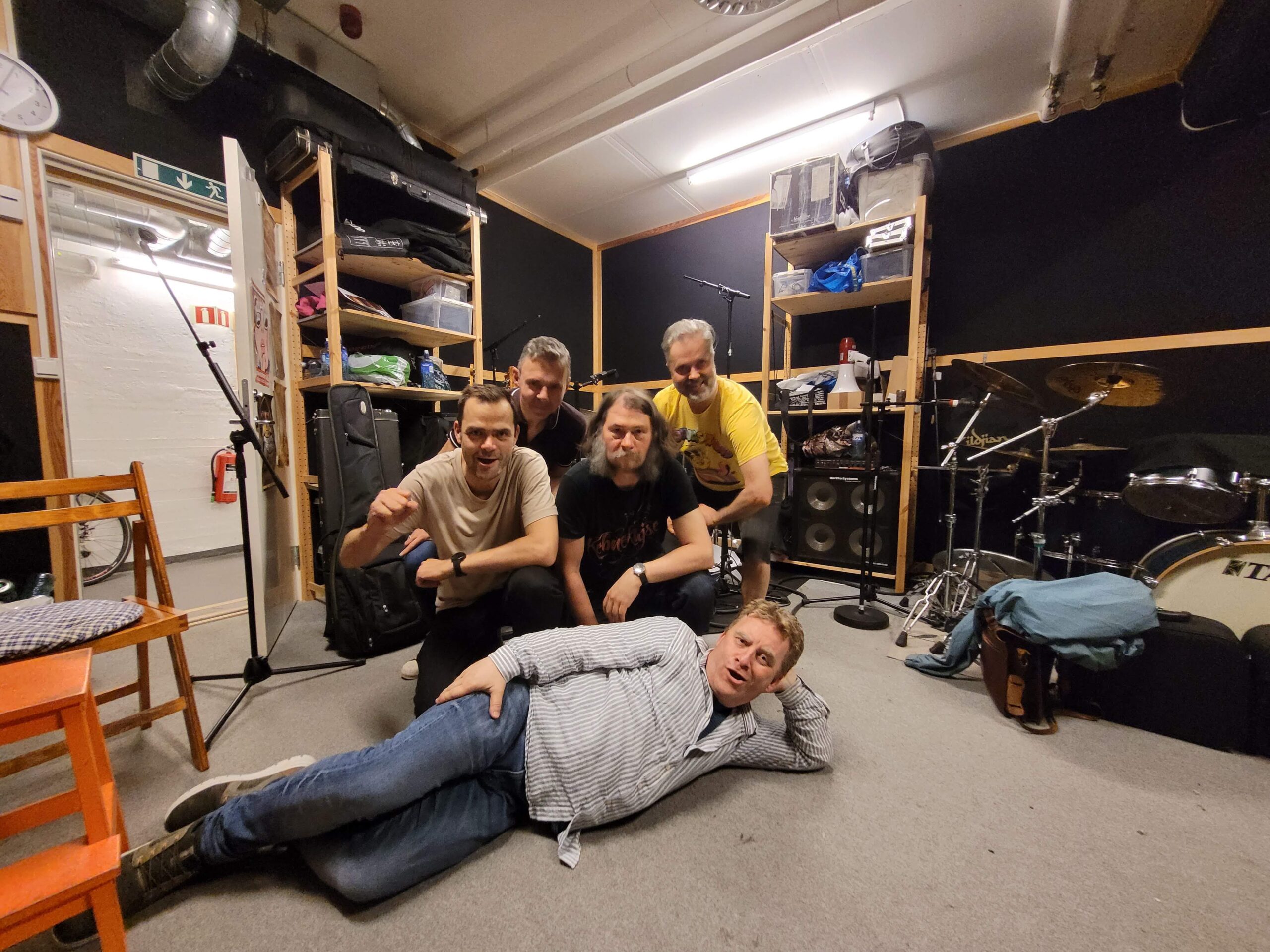 Versting er Hans Petter Laberg, trommer, Per-Christian Nielsen, synth, Jørn Helge B Dahl. gitar, Kim Tallerås, bass og Nils Pharo, vokal.