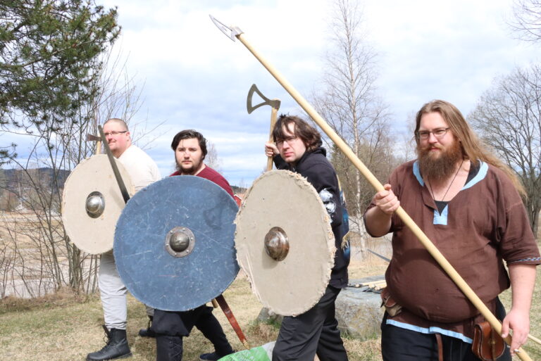 Christoffer Mobakk (t.v.), Ole Emil Vikan, Glenn Høibråten Olsen og Egil Andreas Aasen Gukild ønsker alle interessenter velkommen til Ullr Vikinglag.