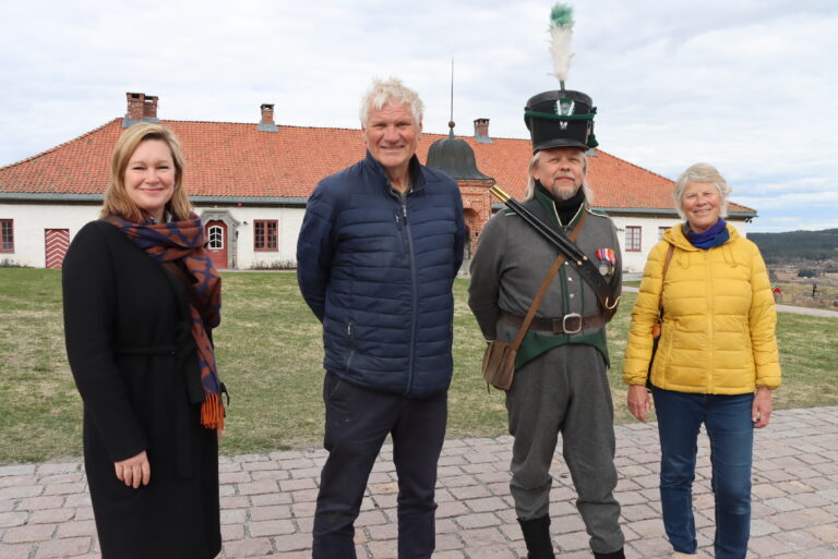 Ane Sandnæs fra Visit Kongsvingerregionen, turist Per Thunes, Ketil Berg og turist Karin Riis Strøm tilbragte tid på festningen søndag.