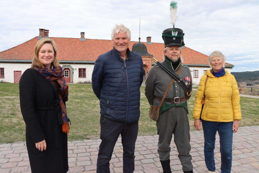 Ane Sandnæs fra Visit Kongsvingerregionen, turist Per Thunes, Ketil Berg og turist Karin Riis Strøm tilbragte tid på festningen søndag.