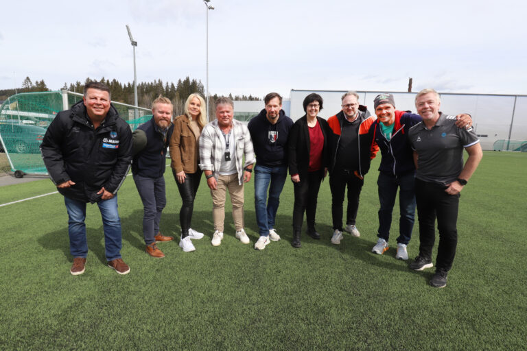 Rune Lundgren (KIL Toppfotball, f.v.), Are Skauby (Eidskog kommune), Ellen Bjørklund Hansen (Nord-Odal kommune), Frank Skulstad (Sør-Odal kommune), Lasse Norstrøm (Kriminalomsorgen), Lise Kirkholt (Ahus) Martin Skogrand (Kongsvinger kommune), Joakim Nilsson (Eidskog kommune) og Arne Knoph (Fotballstiftelsen) gleder seg over at KIL Toppfotball nå blir en del av gatelagfamilien.