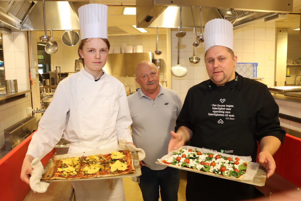 Vg1-elev Peter Norman Ingebretsen, avdelingsleder Mariusz Synak-Migalski og lærer Espen Framås gleder seg over at Vg2-tilbudet består på Sentrum videregående skole.