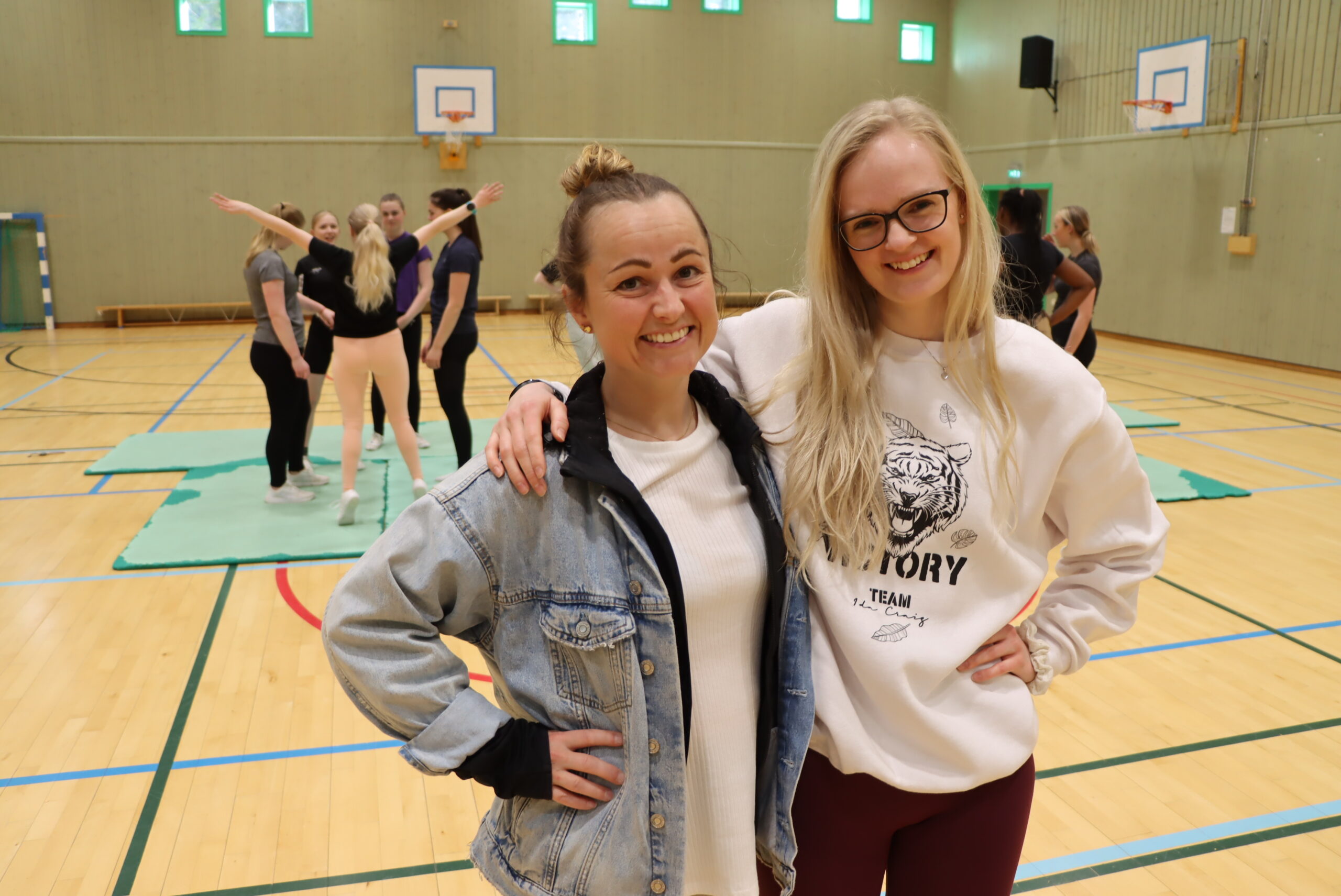 Victory Dance-sjefen Ida Craig (t.v.) og cheertrener Julie Eriksen har i løpet av kort tid fått cheersporten opp og frem i Kongsvinger.
