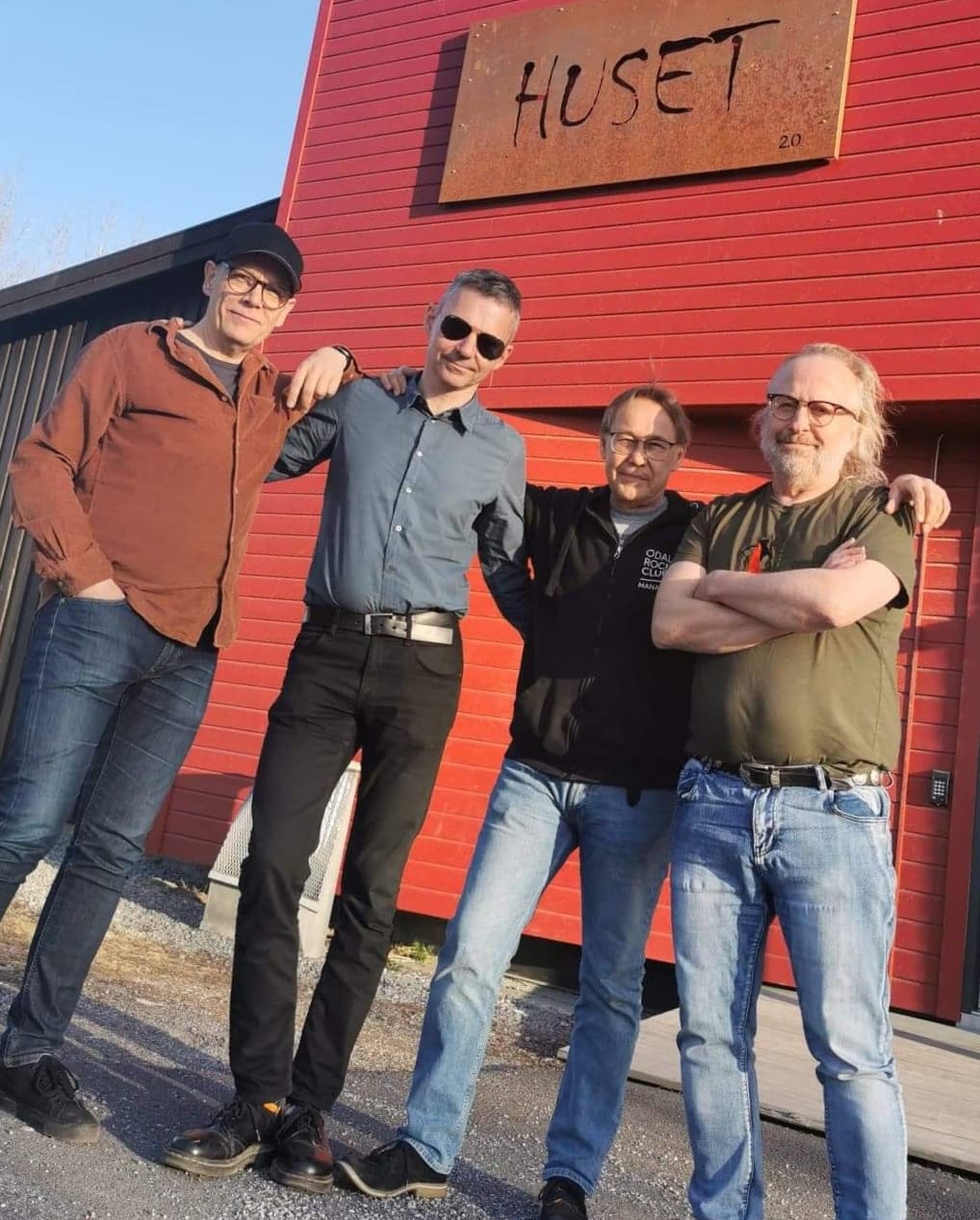 Nils Pharo klar for øvelse på Huset med Heart of Mary-medlemmene Anders Bøhnsdalen (f.v.), Kai Tønnesen og Levi Henriksen.