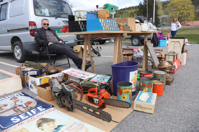 For første gang som selger på loppemarked; Thomas Vold fra Nord-Odal. Fremst av salgsobjektene står en Jobu 