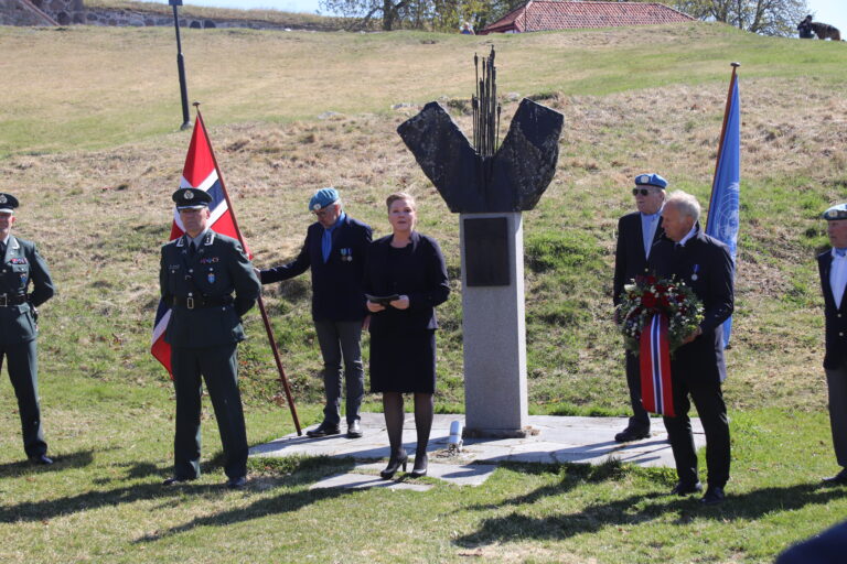 Veteraner gjør honnør etter kransenedleggelsen ved Unifil-monumentet på Kongsvinger festning.