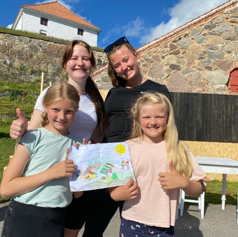 Fjorårets jury Emma Rhode Christoffersen, Astrid Brænden, Molly og Agnes Kolgrov Lunder med tegningen som vant i fjor.