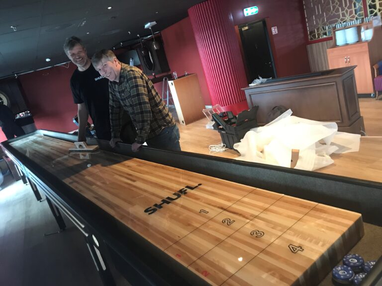Shuffleboard er blant attraksjonene som Richard Adams har fått i hus i den nye baren Alexandria.