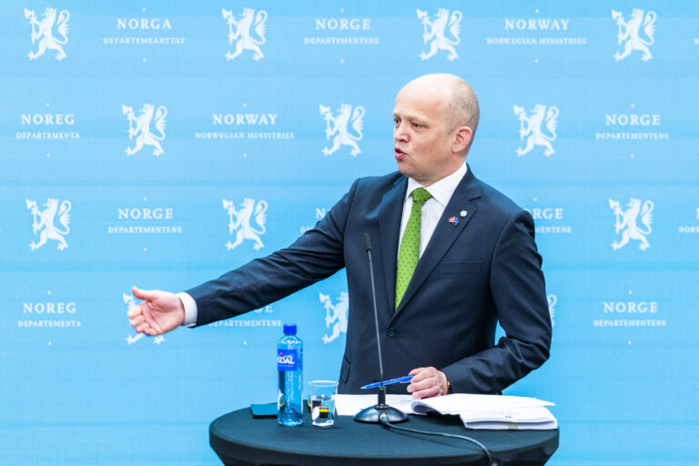 Finansminister Trygve Slagsvold Vedum (Sp) holder pressekonferanse om revidert nasjonalbudsjett. Pressekonferansen finner sted i regjeringskvartalet i Oslo torsdag.