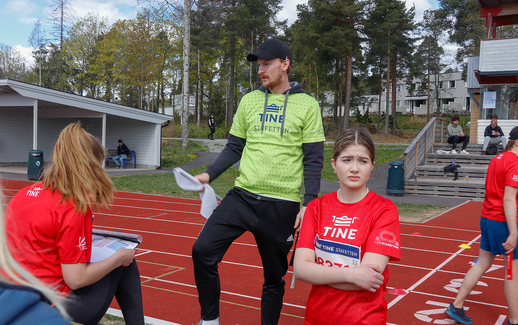Elena Sofie Nybråten 9c (ryggen til) Marius Ellingsen og Laila Isabell Mayuri Stensrud 9f.
