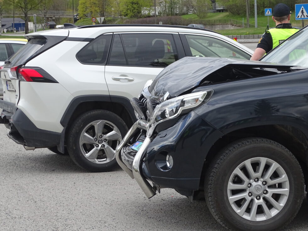 To nyere SUVer med kollisjonsskader etter ulykken på Rasta torsdag ettermiddag. Bilene ble raskt flyttet til en nærliggende parkeringsplass for videre befordring av bilberger.