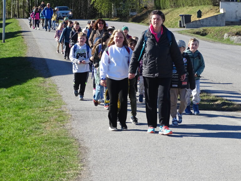 3. klassingene fra Vennersberg skole gikk til ungdomsskolen på Tråstad denne uka. Og registerte sitt barnetråkk til hjelp for kommunens planleggere.