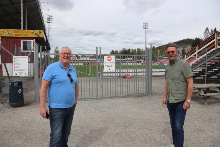 Nestleder i styret i KIL Toppfotball, Leif Næss (t.v) og enhetsleder i Kongsvinger kommunes eiendomsavdeling, Uno Frivoll, holdt pressekonferanse om status i kunstgressprosjektet fredag.