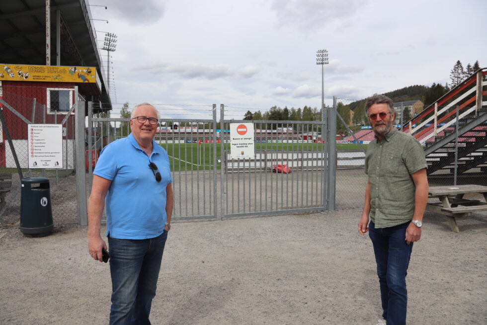 Nestleder i styret i KIL Toppfotball, Leif Næss (t.v) og enhetsleder i Kongsvinger kommunes eiendomsavdeling, Uno Frivoll, holdt pressekonferanse om status i kunstgressprosjektet fredag.