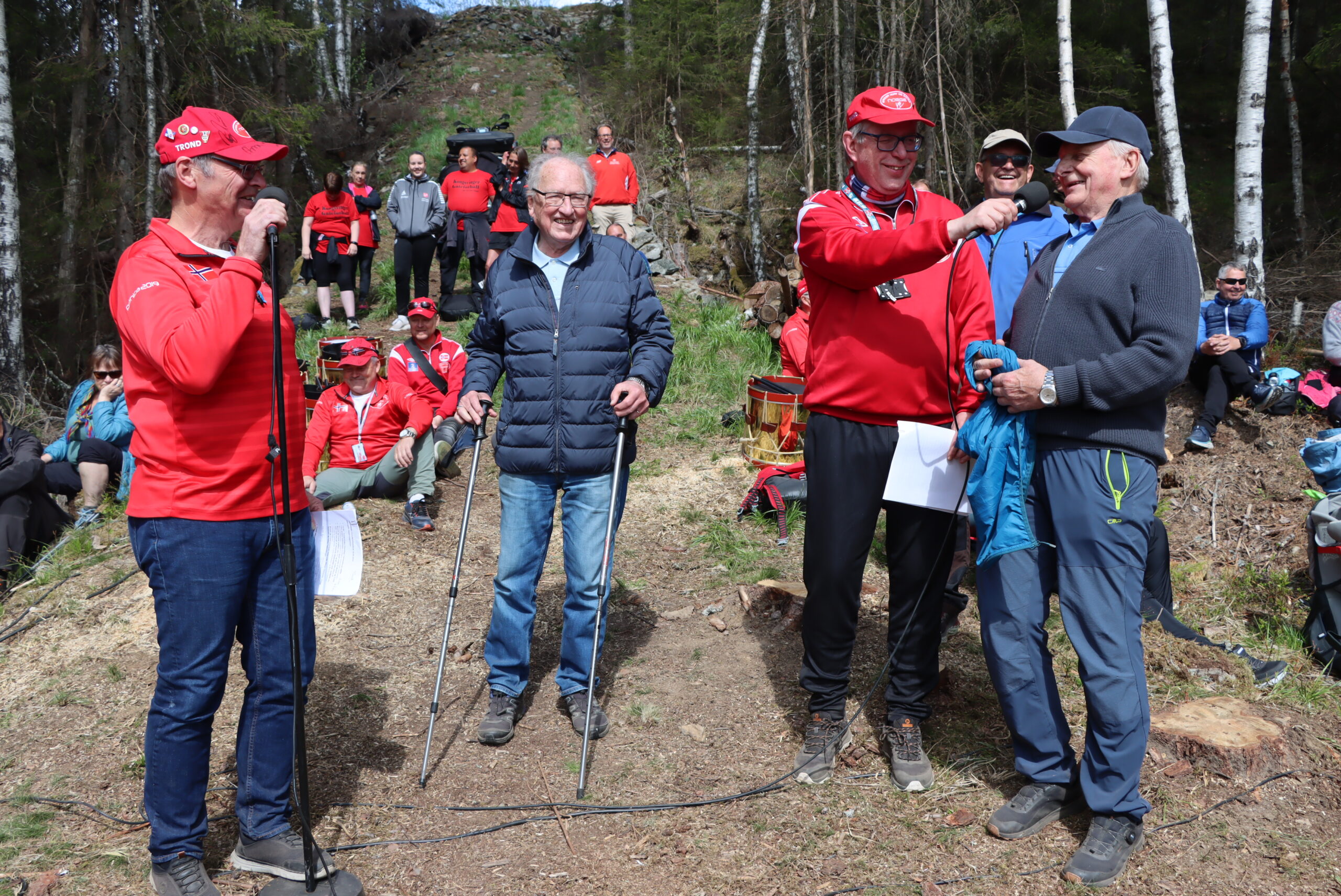 Trond Eng og Øivind Roos lodder stemningen med Svein Erik Pettersen (t.v.), Jonny Tomteberget (bak i blått) og Trond Sivertsen, som alle hoppet i Gullbekkbakken.