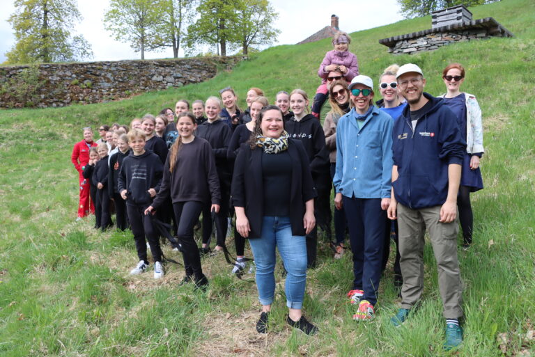 Margrethe Haarr kunne overrekke kulturmidler til tre aktører på hjemmebane i Kongsvinger. En av dem er Eventyrfestningen. Harald Engan og Martin Høgberget (til høyre) er også bak Film i Fellesskap Glomma, som dermed fikk dobbelt opp med tilskudd lørdag.
