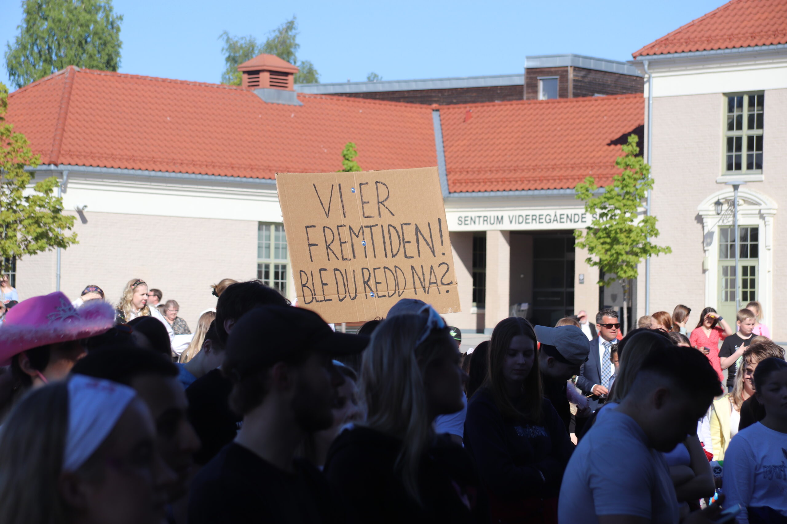 Russetog-plakater blant tilhørerne til årets tale fra russepresidenten.