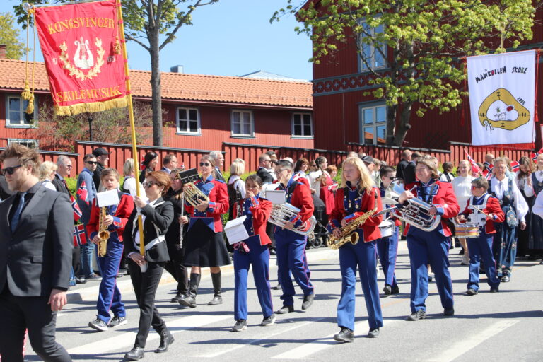 Kongsvinger skolekorps kunne endelig marsjere og spille på en 17. mai. To år med korona har tæret på rekrutteringen.