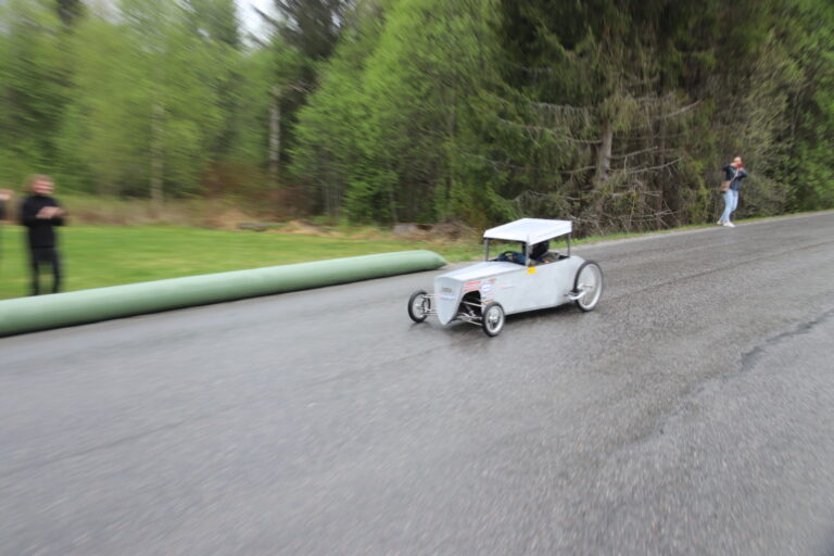 Pappa Dan Ståle Enger Johnsen har konstruert denne olabilen, ført av sønnen Christian Fredrik. Bilen ble kåret til banens fineste da festivalen Pitstop Motor Week åpnet med olabilløp for små og store onsdag kveld.