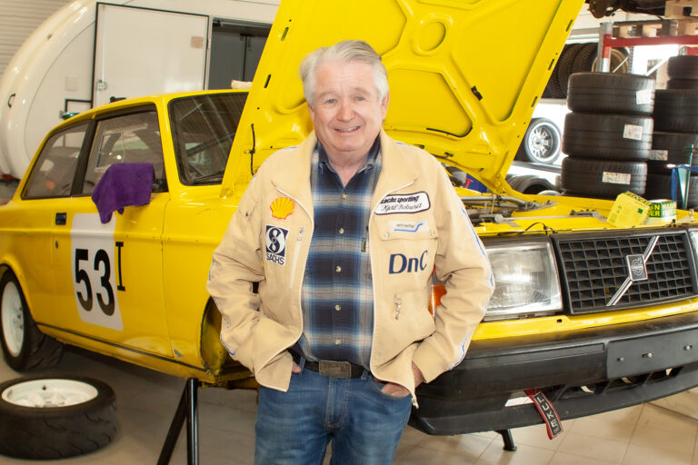 Kjetil Bolneset foran en klassisk Volvo 240. Jakka er en gammel løpsjakke fra 80-tallet.
