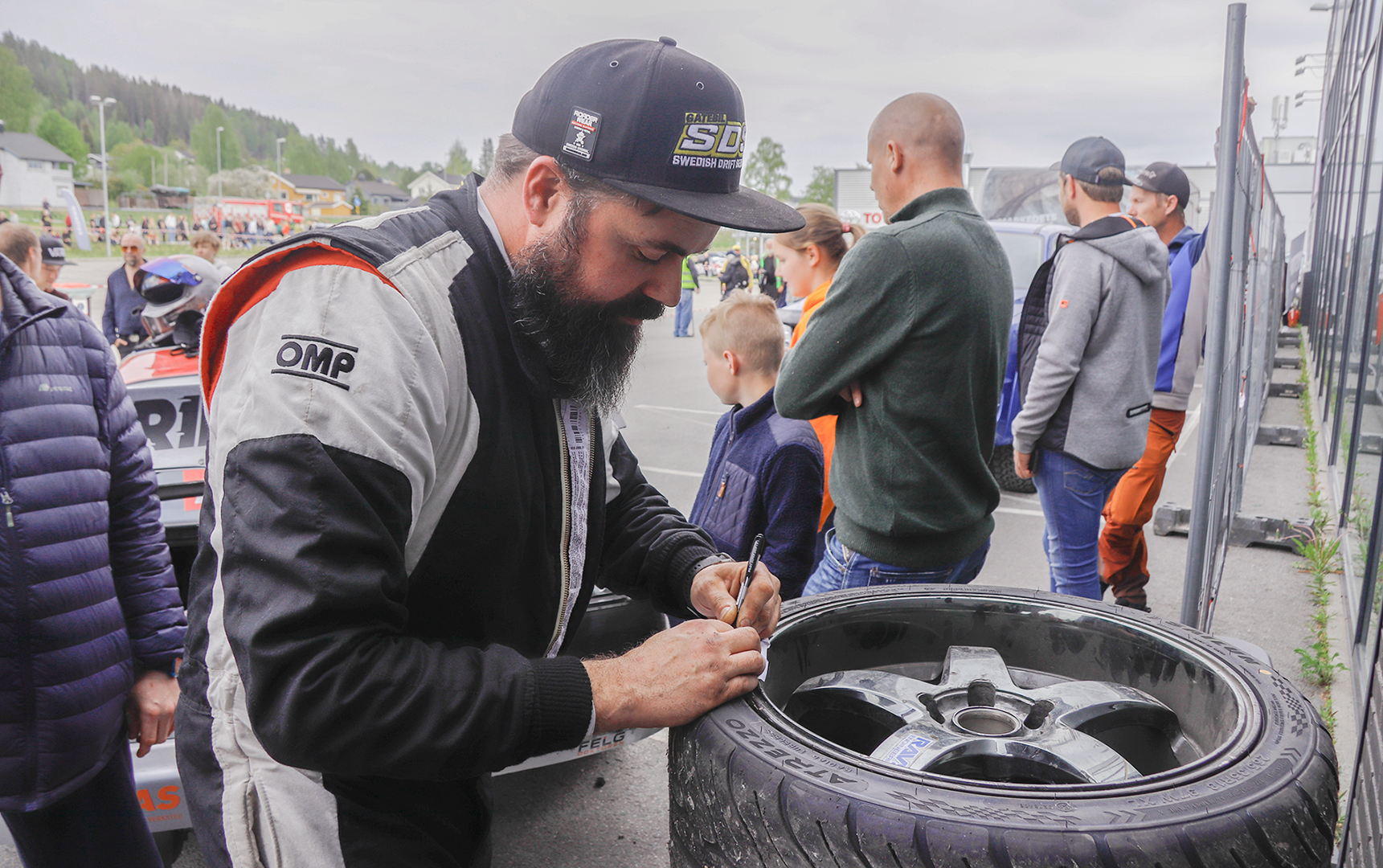 Joakim Eidsmo-Sand skriver autografer.