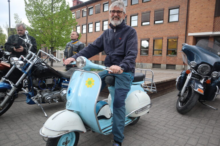 Bjørnar Søberg tok turen til rådhusplassen på sin kones Vespa fra 1959. Han fikk æren av å lede kortesjen gjennom gatene i Kongsvinger