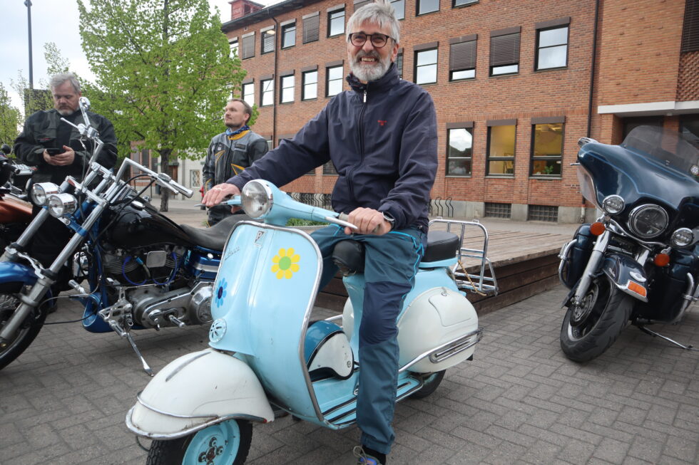 Bjørnar Søberg tok turen til rådhusplassen på sin kones Vespa fra 1959. Han fikk æren av å lede kortesjen gjennom gatene i Kongsvinger