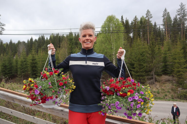 Jeanette Håven og Jan-Gunnar Lysen i Lundersæter Vel skal pynte opp bygda med blomster i sommer