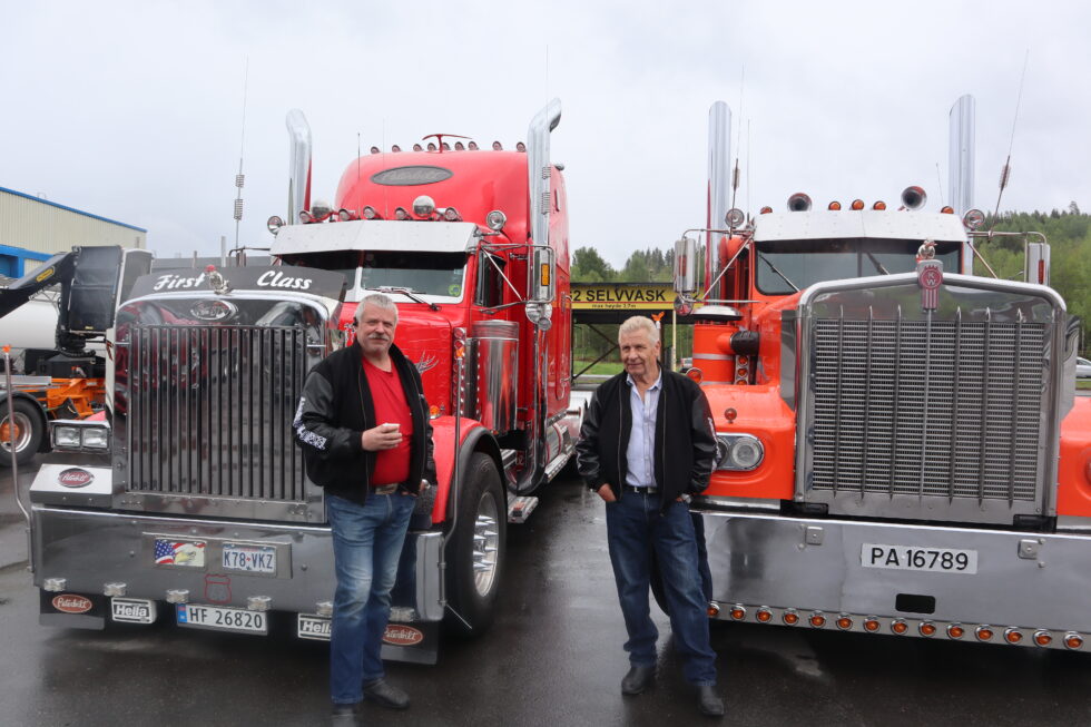 Roger Heggeriset (t.v.) med sin 1993 Peterbilt og Øyvind Wiker med sin 1981 Kenworth vekker oppsikt i gatene.